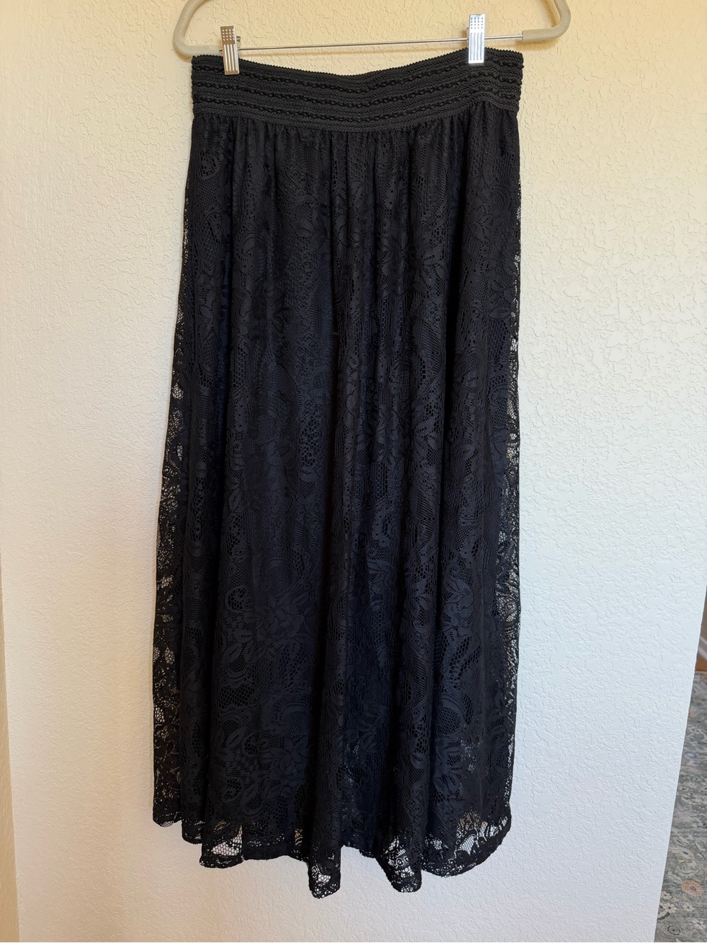 Black lace skirt. Me 2 Magic. Size large.